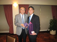 Prof. Jack Cheng (left), Pro-Vice-Chancellor and other CUHK representatives warmly welcomed a 5-member delegation led by Dr. Willis G. Wang (right), Vice President and Associate Provost for Global Programs, and Deputy General Counsel, Boston University, US, on 13 January 2012.